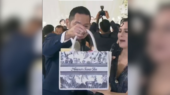 Goody bag berisi souvenir pernikahan Amanda Manopo dan Kenny Austin. [TikTok]
